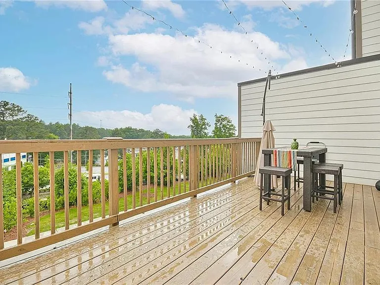 2048 Holtz Ln — Photo 26