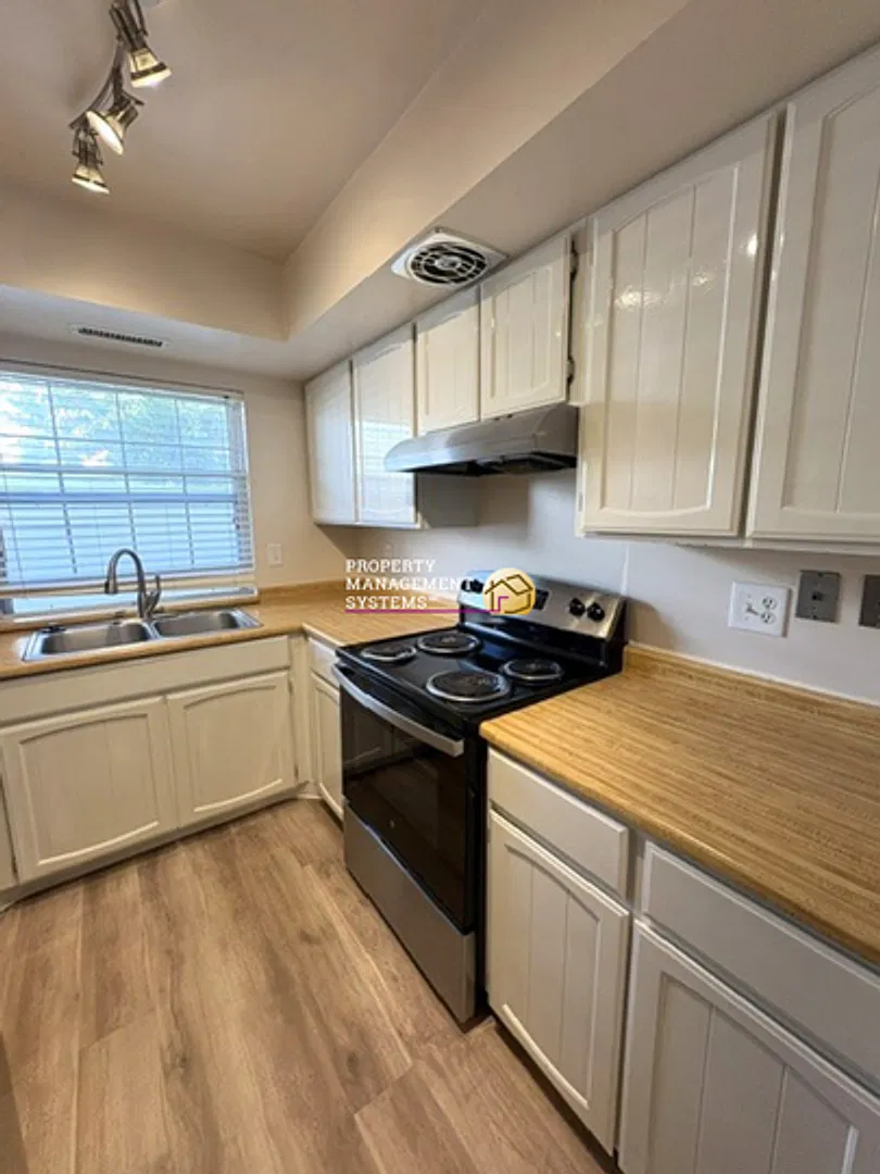 3 Bedroom Townhome in Millcreek — Photo 3