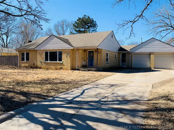 221 N Park St, Winfield, KS 67156