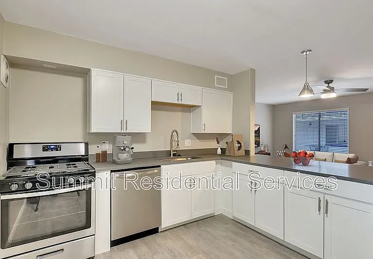 714 E 10th St — Photo 10