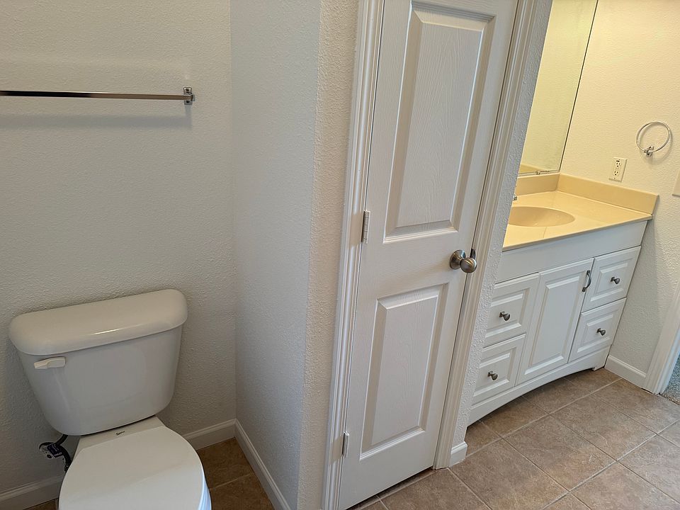 another photo of the bathroom for rent