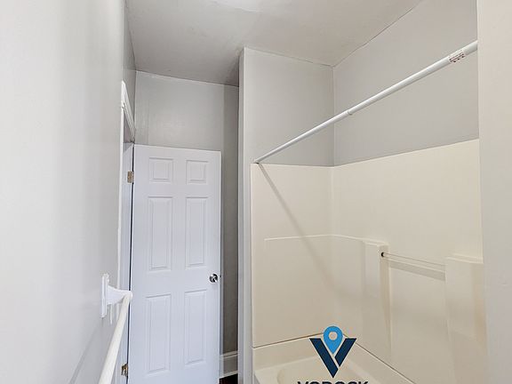 4th image of 1123 Main St #9