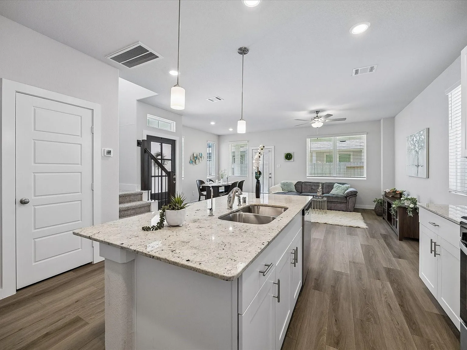 3 bed, 2.5 bath, 1571 sqft, $2,395 — Photo 3