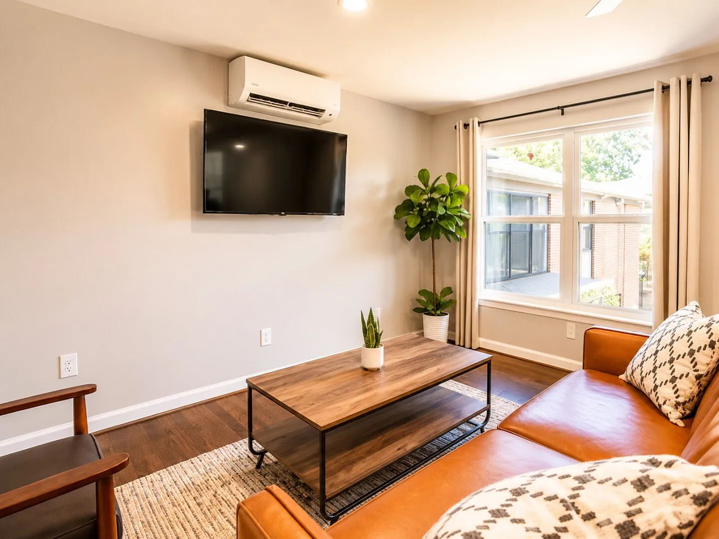 (12) Book Now & Save 10%! Modern July Apartment — Photo 2