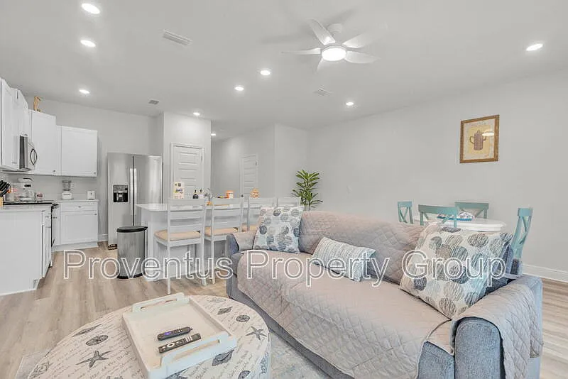 3 bed, 2.5 bath, 1449 sqft, $2,100 — Photo 3