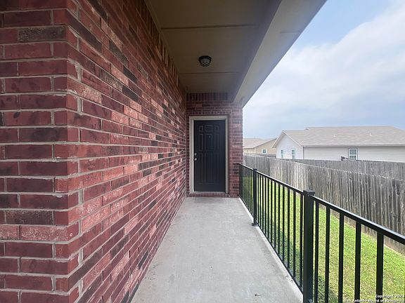 4th image of 729 COMMUNITY DR