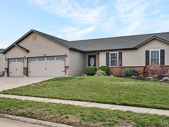 3rd image of 207 Rolling Rock Creek Dr