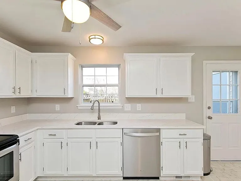 215 Stratford Dr — Photo 7