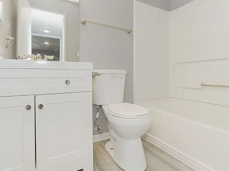 Falcon Point Apartments — Photo 46