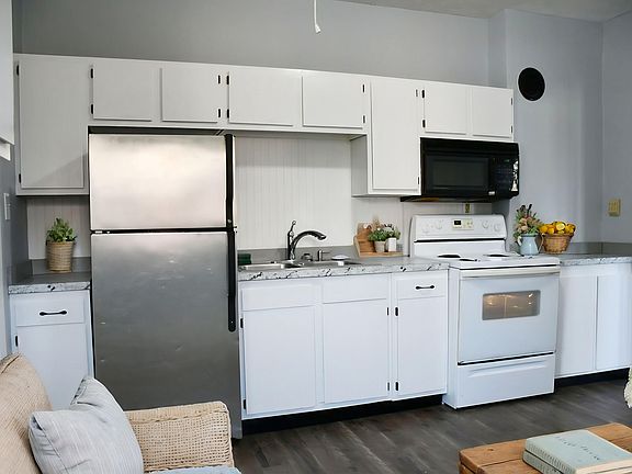 5th image of 363 Holmes St