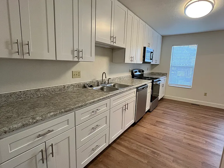 Holiday Park Apartments and Townhomes — Photo 10