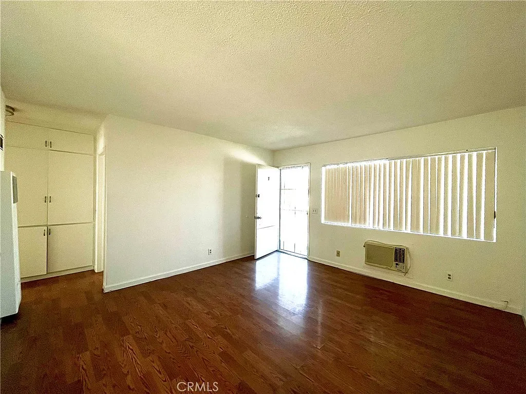 2 bed, 850 sqft, $1,975 — Photo 2