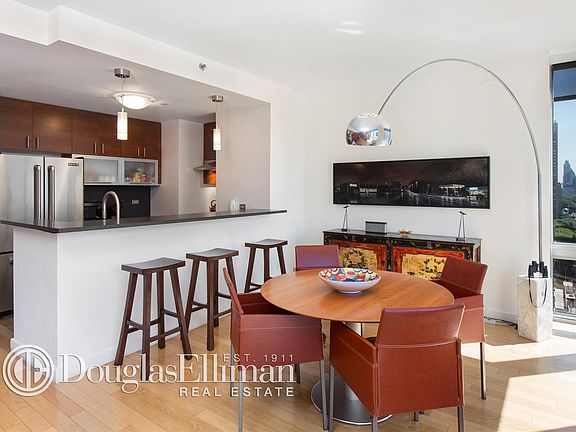 3rd image of 225-227 W 60th St #17E