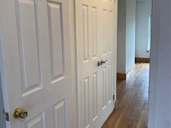3rd image of 20 Vernon Ave APT 4