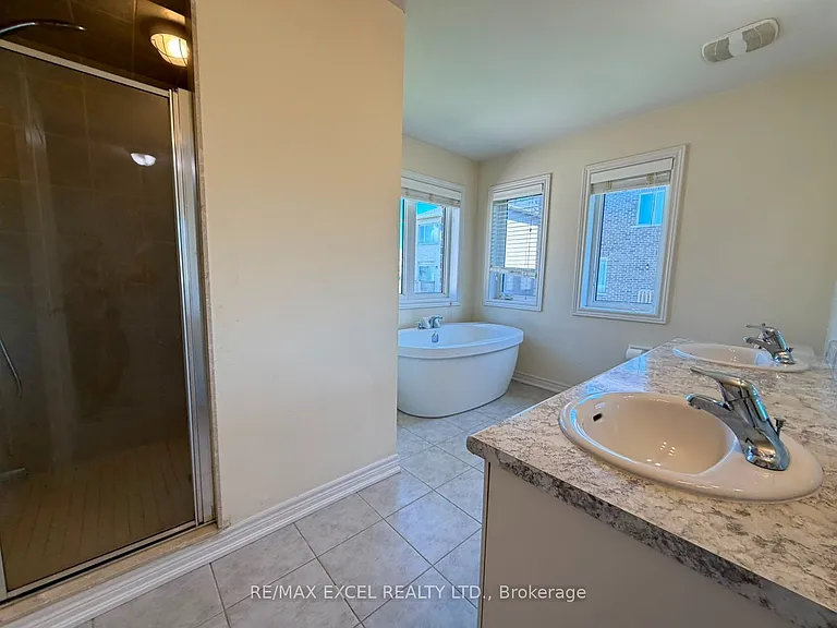 27 Manston Cres — Photo 3