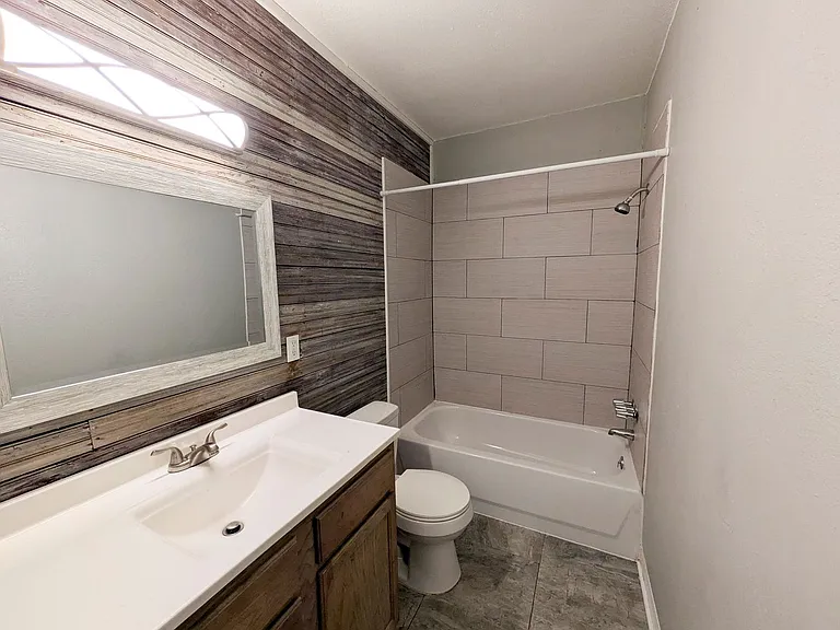 1102 Dallas St — Photo 15