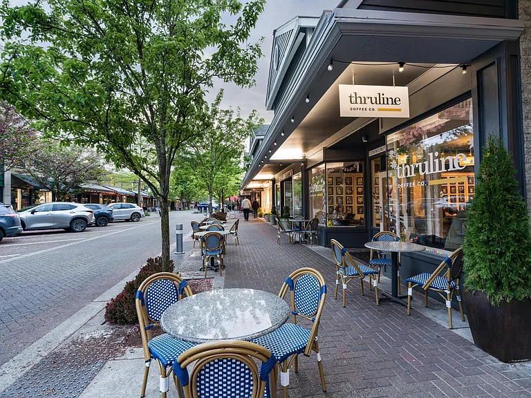 Sidewalk cafes and local shops in Downtown Kirkland, placing residents close to waterfront parks, dining, and everyday neighborhood favorites.