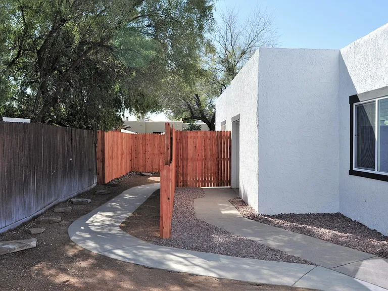 3318 E Presidio Rd — Photo 1