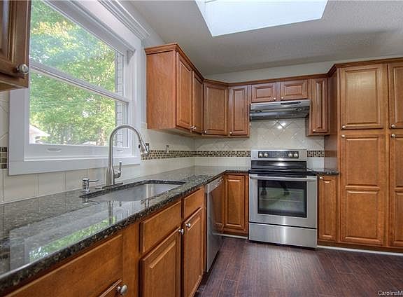 3rd image of 2419 Knickerbocker Dr