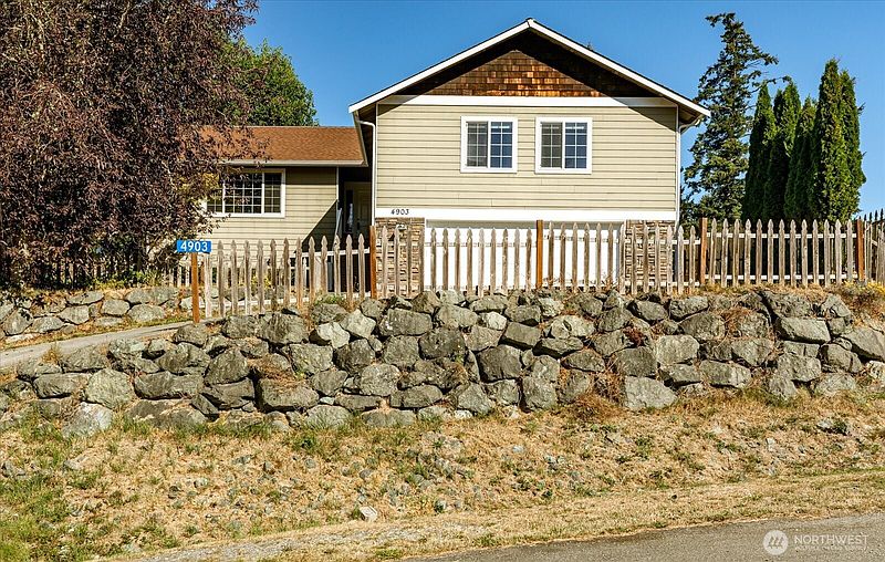 2nd image of 4903 Reindeer Road