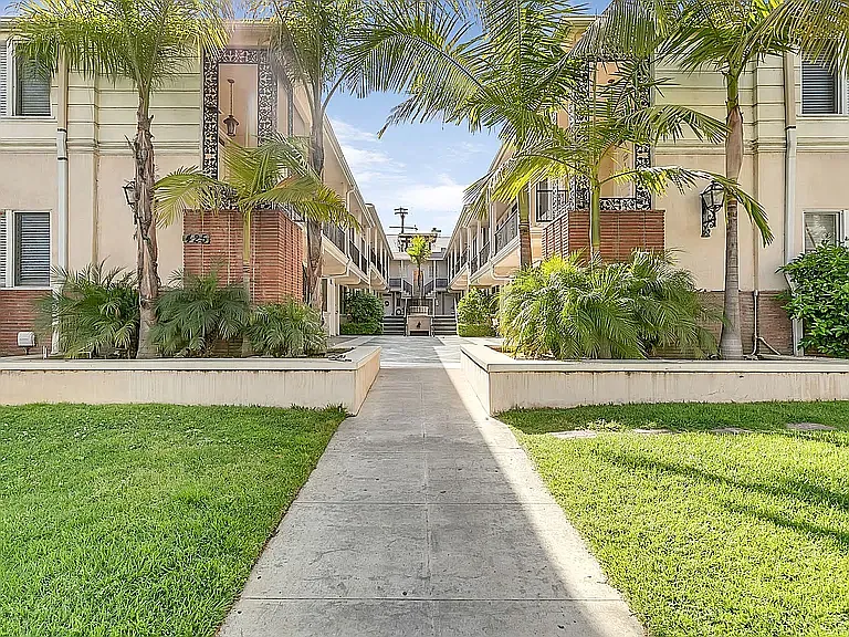 Oakhurst Apartments — Photo 3