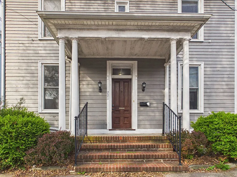 221 N Spring St — Photo 2