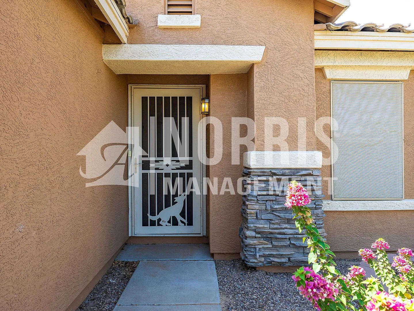 Beautiful Remodeled Home with 3 Rooms — Photo 4