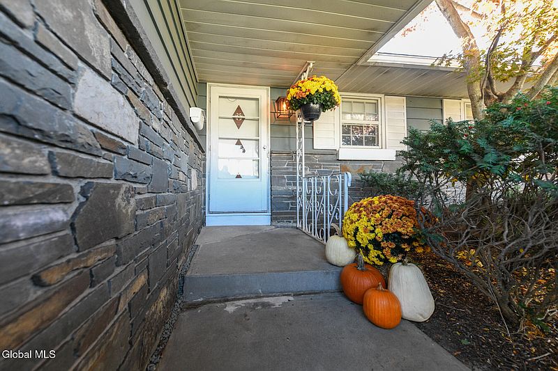 3rd image of 109 Fairlawn Avenue