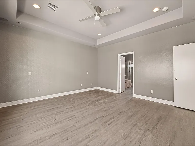 1107 Saint Charles St — Photo 22