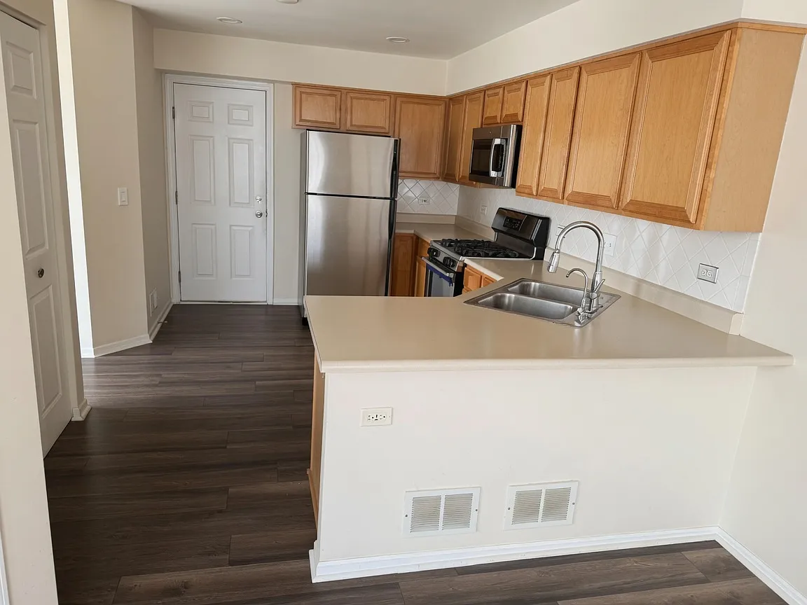 4 bed, 2.5 bath, 2000 sqft, $3,000 — Photo 3