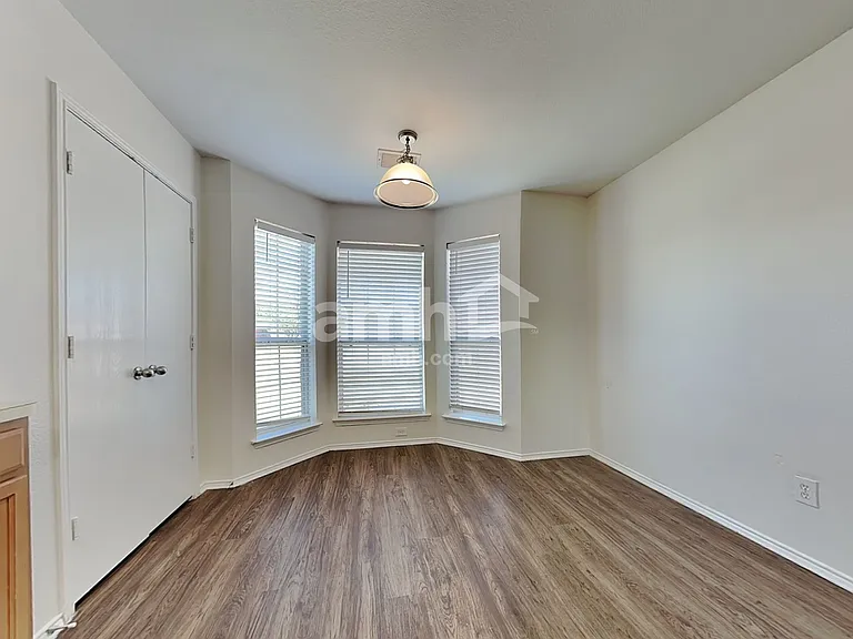 115 Windsor Dr — Photo 5