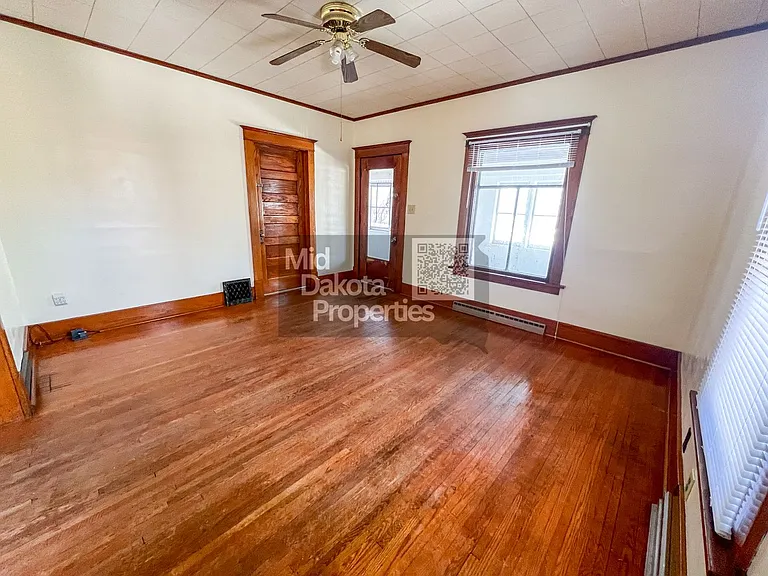 933 E 5th Ave — Photo 4