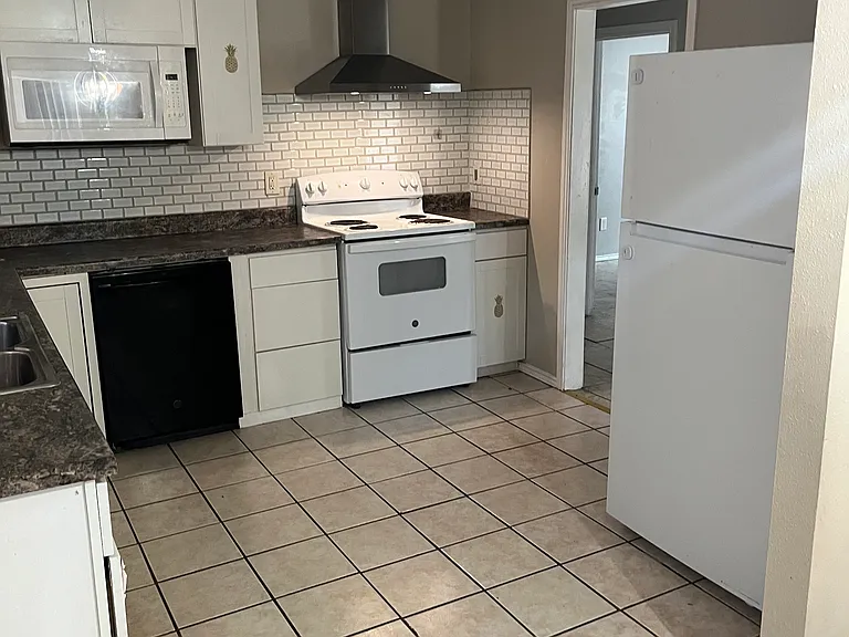 6215 N Victor Ave — Photo 9