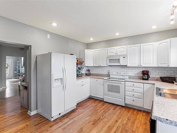 2nd image of 927 Regina Ave