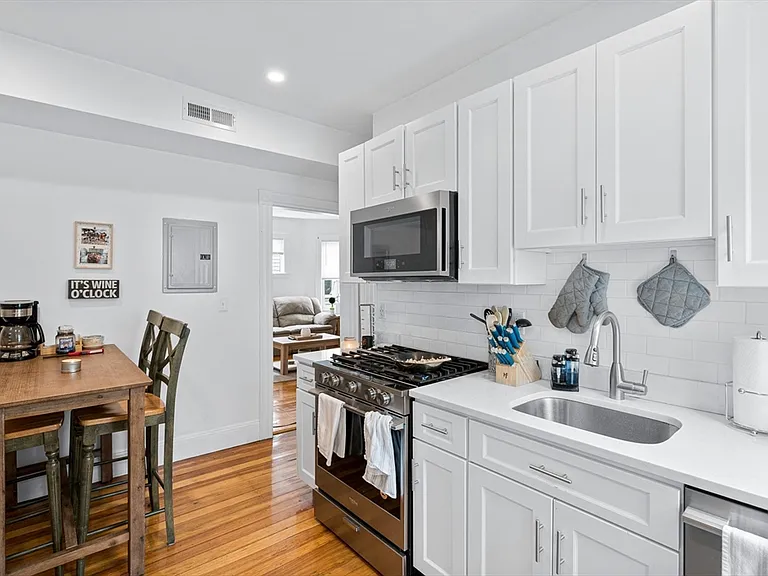 7 Hallam St #3 — Photo 10