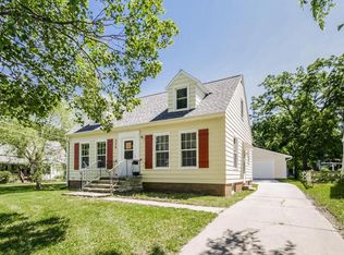 526 Memorial Dr SE, Cedar Rapids, IA 52403