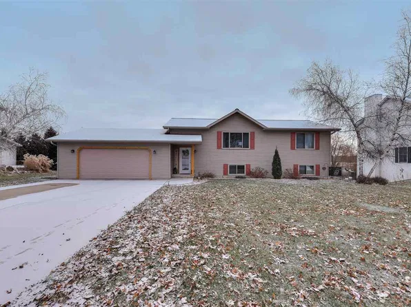 951 Waterloo St, Columbus, WI 53925