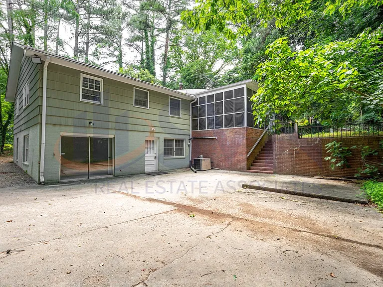 406 N Estes Dr — Photo 3
