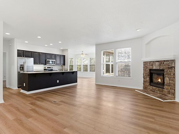 5th image of 6 Williamsburg Ln E
