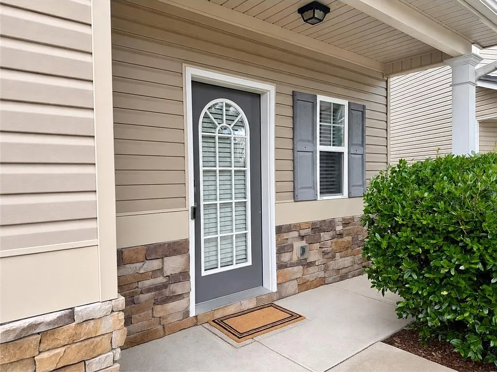 4 bed, 3.5 bath, 2407 sqft, $2,300 — Photo 2