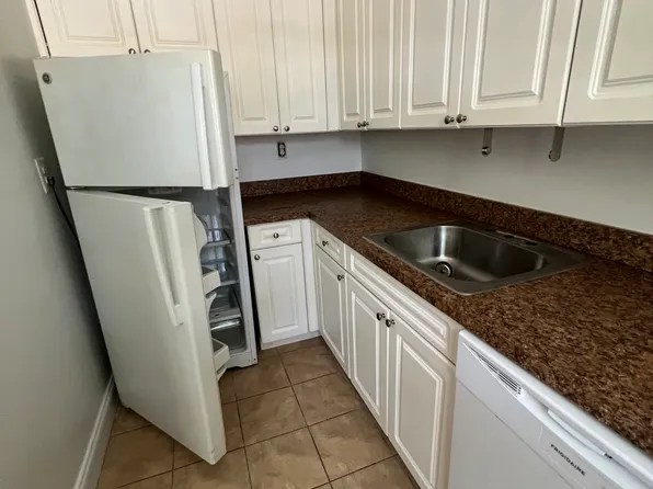 67-32 182nd St #2B, Fresh Meadows, NY 11365