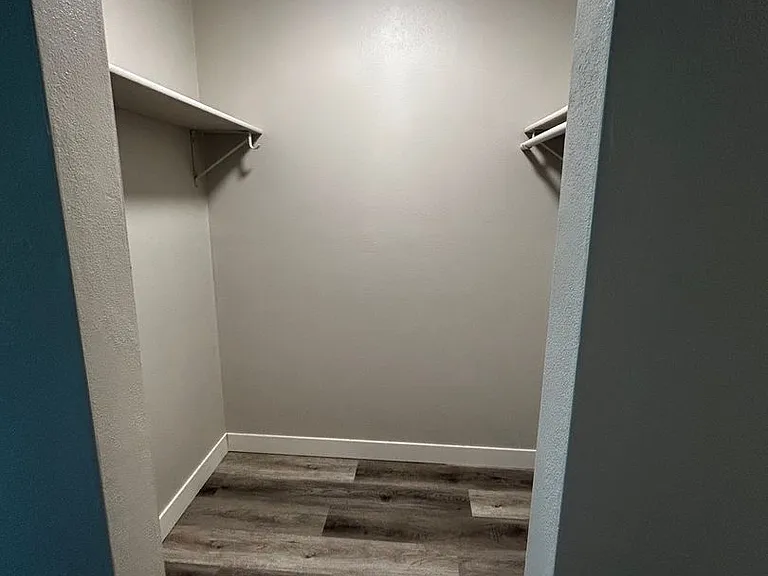 1320 Riverside Dr — Photo 2