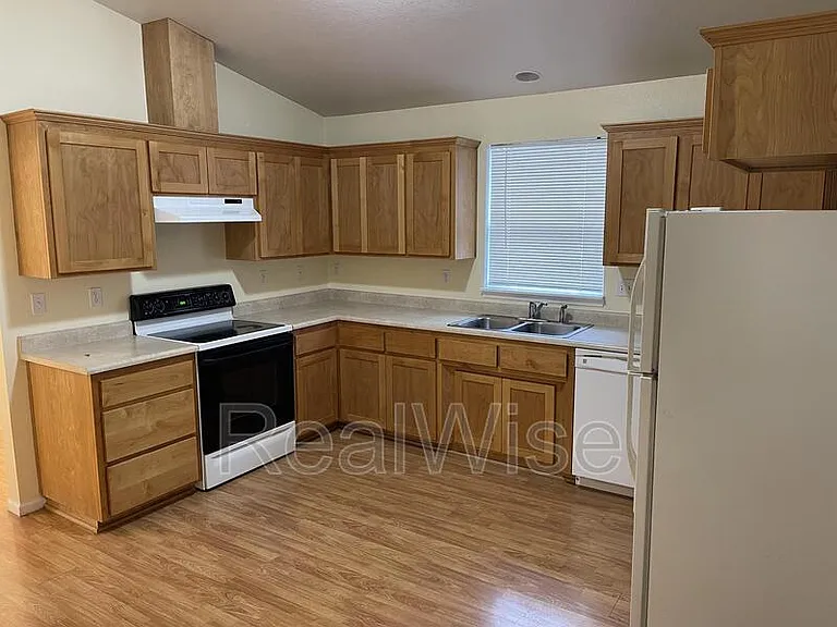 656 E Park St — Photo 5