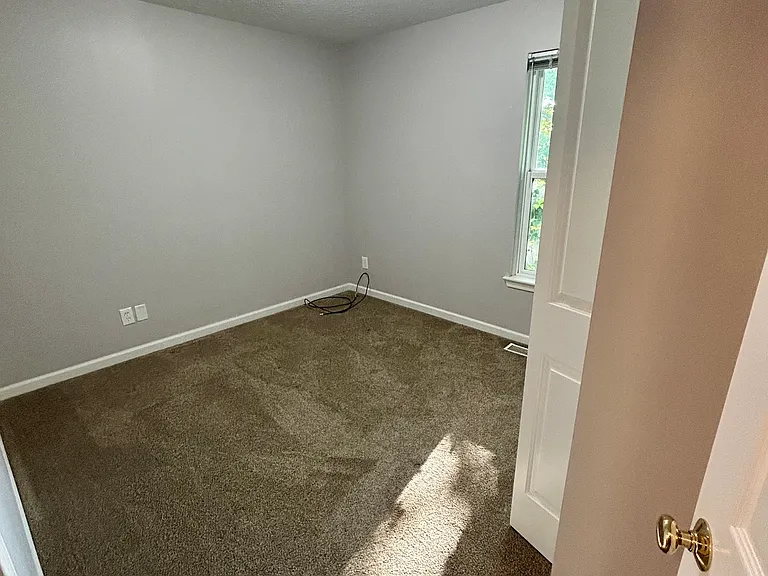 2nd bedroom approx 10x10 has double closet