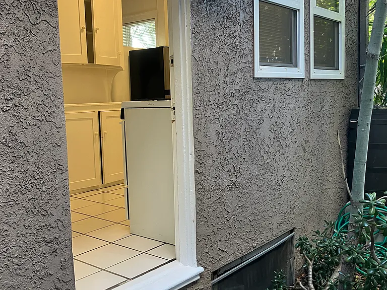 2031 Vista Del Mar Ave #31-3/4 — Photo 3
