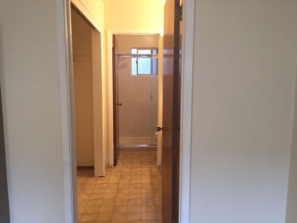 2nd image of 914 College Dr APT 2