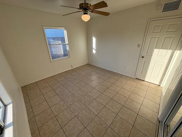 1461 S 6th Ave — Photo 16
