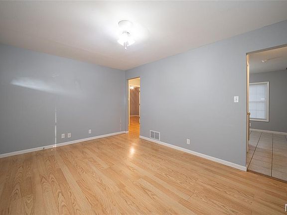 3rd image of 906 E 6th St