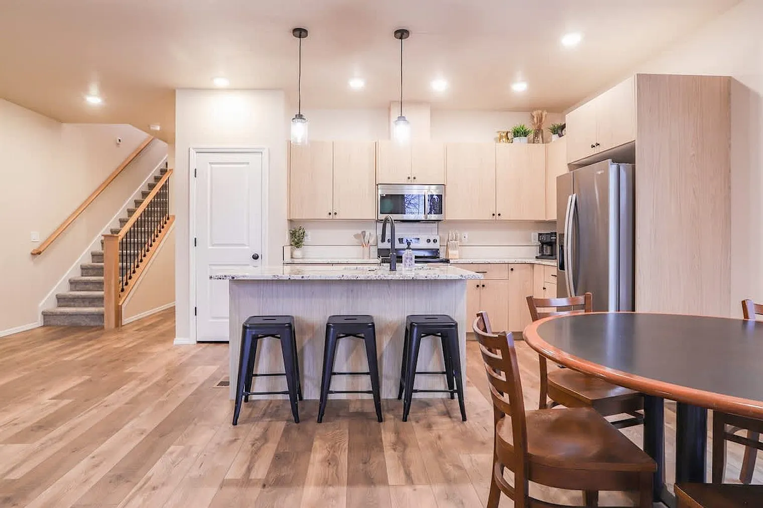 6 bed, 4.0 bath, $9,597 — Photo 3