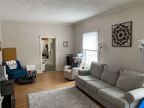 3rd image of 323 W 29th St